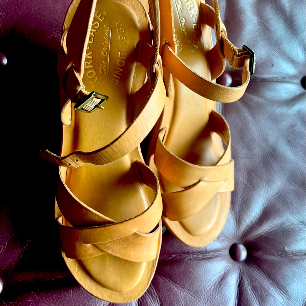 The iconic Ava platform by Korkease. Luxury and style in soft leather.